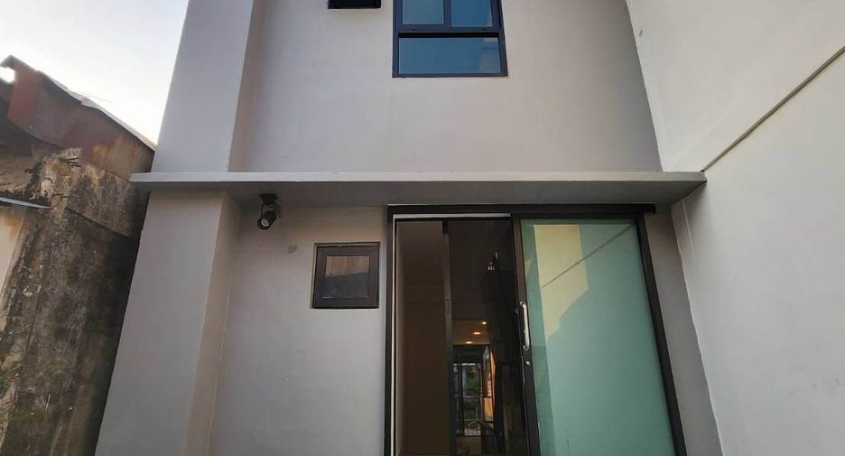 For rent 3 bedrooms townhouse in Watthana, Bangkok