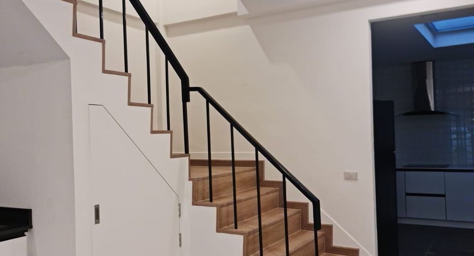 For rent 3 bedrooms townhouse in Watthana, Bangkok