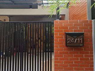 出租 3 卧室 联排别墅 在 Watthana, 曼谷
