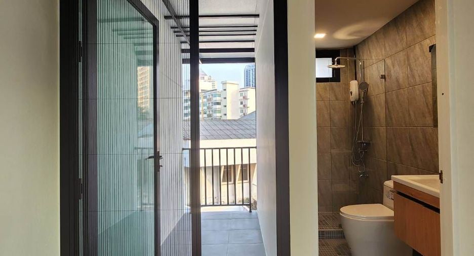 For rent 3 bedrooms townhouse in Watthana, Bangkok