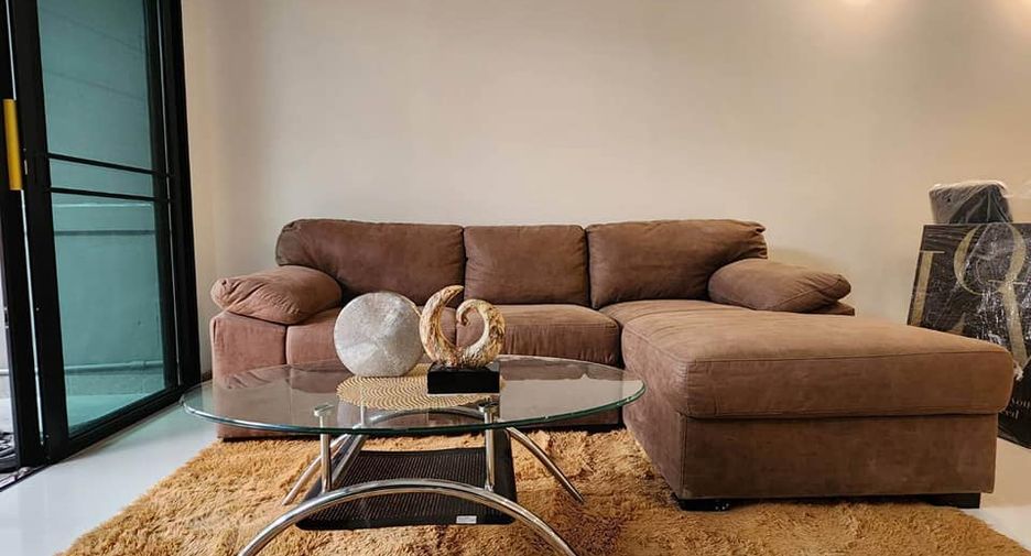 For rent 3 bedrooms townhouse in Watthana, Bangkok