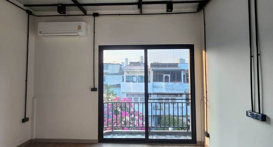 For rent 3 bedrooms townhouse in Watthana, Bangkok