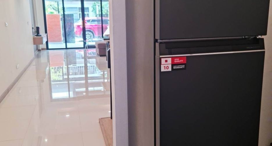 For rent 3 bedrooms townhouse in Watthana, Bangkok