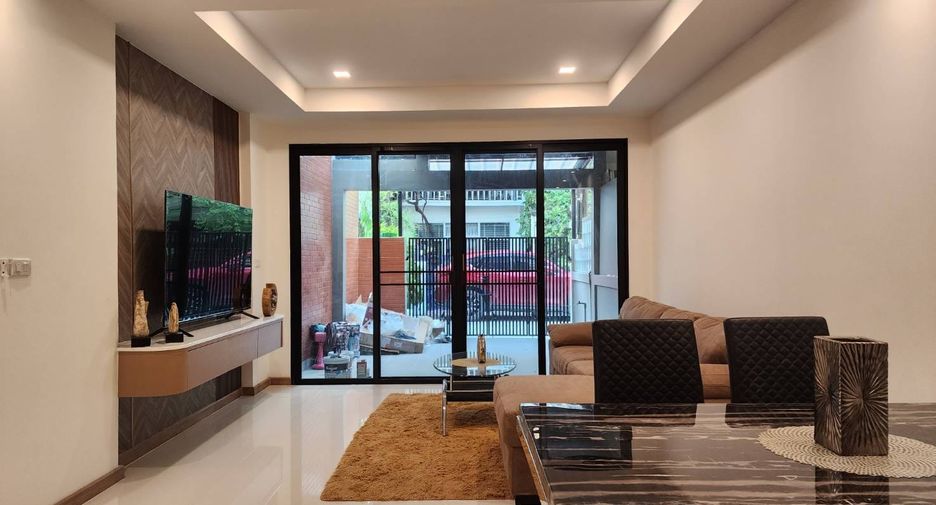 For rent 3 bedrooms townhouse in Watthana, Bangkok