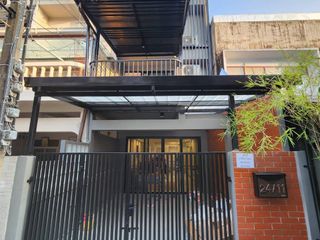 出租 3 卧室 联排别墅 在 Watthana, 曼谷