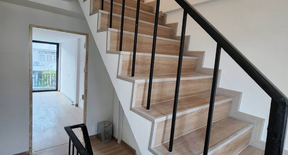 For rent 3 bedrooms townhouse in Watthana, Bangkok