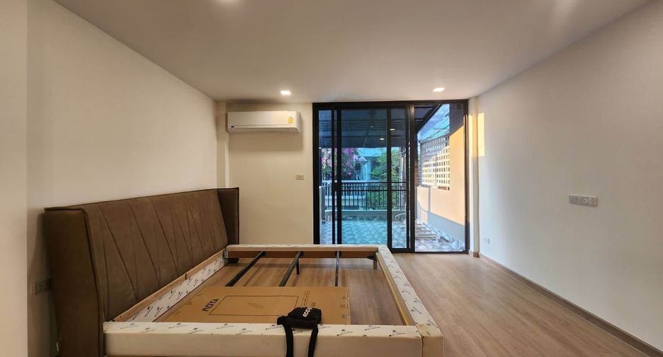 For rent 3 bedrooms townhouse in Watthana, Bangkok
