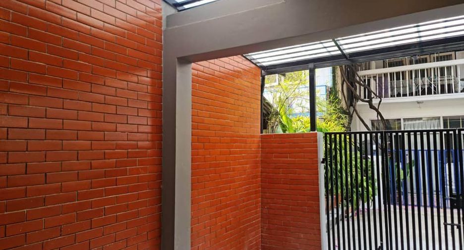 For rent 3 bedrooms townhouse in Watthana, Bangkok