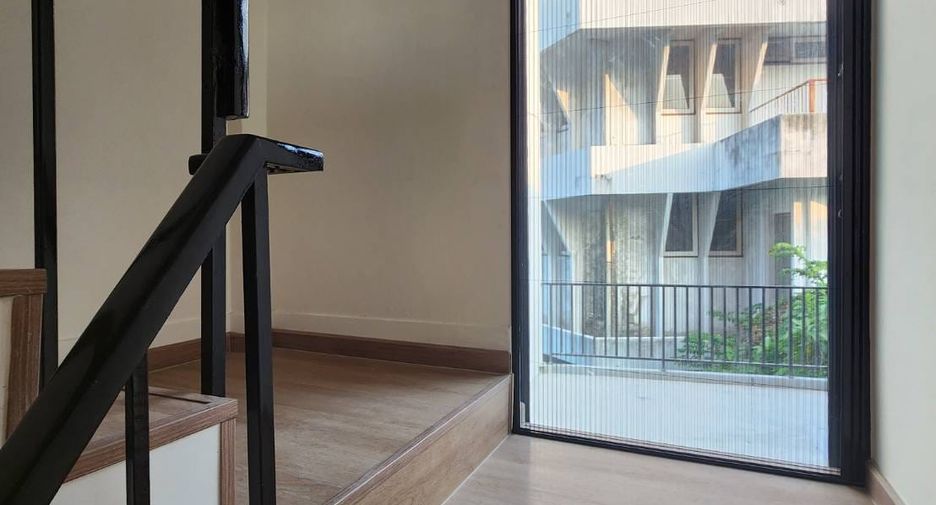 For rent 3 bedrooms townhouse in Watthana, Bangkok