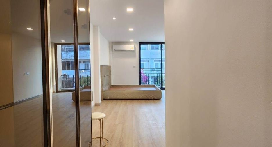 For rent 3 bedrooms townhouse in Watthana, Bangkok