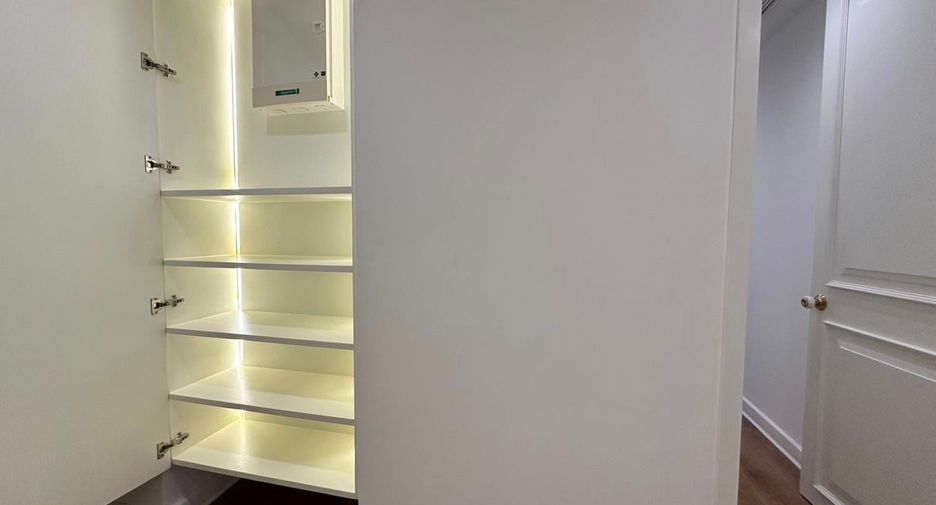 Аренда и продажа 3 спальни кондо в Щаттхана, Бангкок