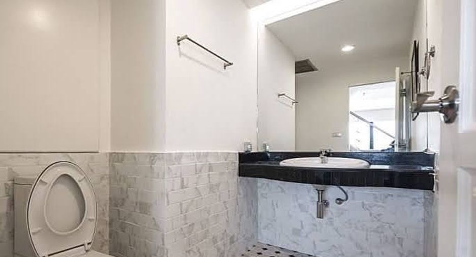 For sale 3 bedrooms condo in Watthana, Bangkok