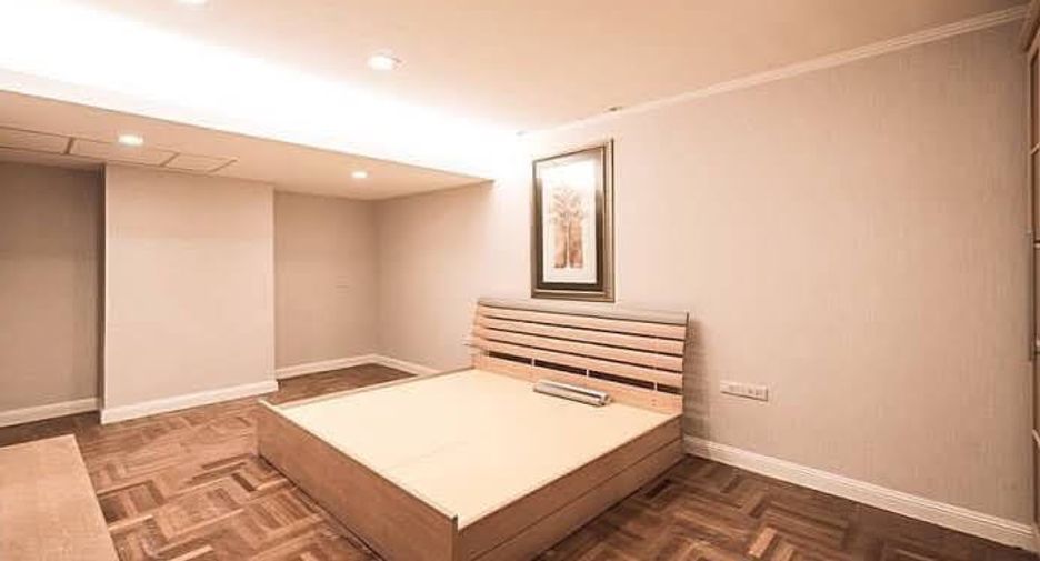 For sale 3 bedrooms condo in Watthana, Bangkok