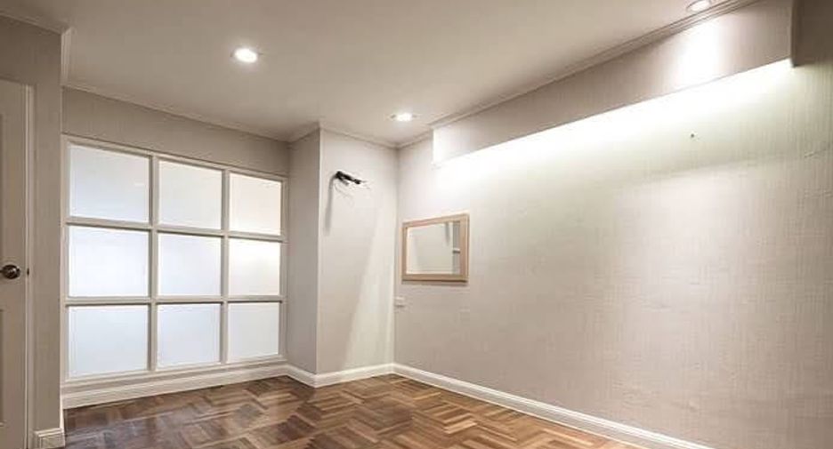 For sale 3 bedrooms condo in Watthana, Bangkok