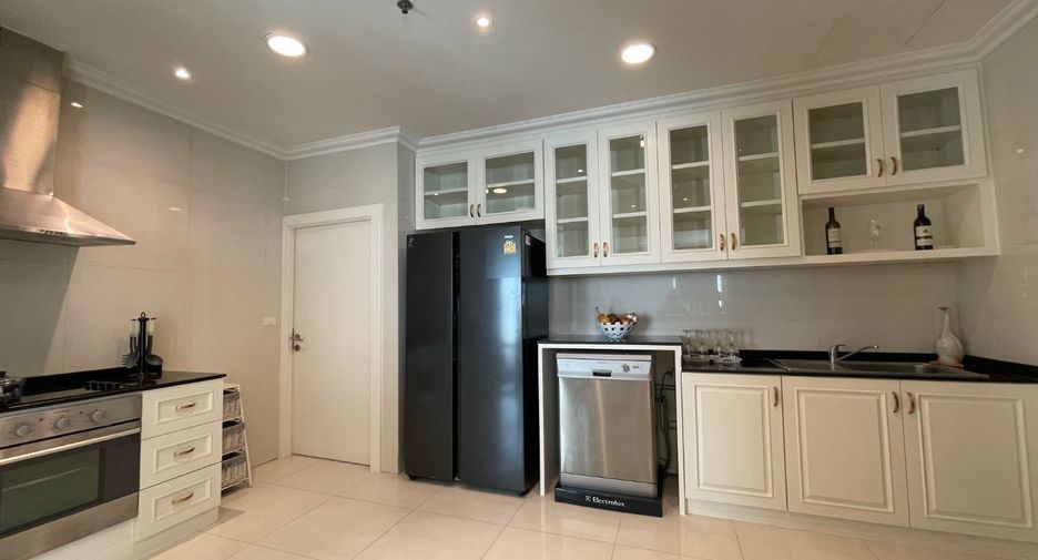 For rent 4 bedrooms apartment in Watthana, Bangkok