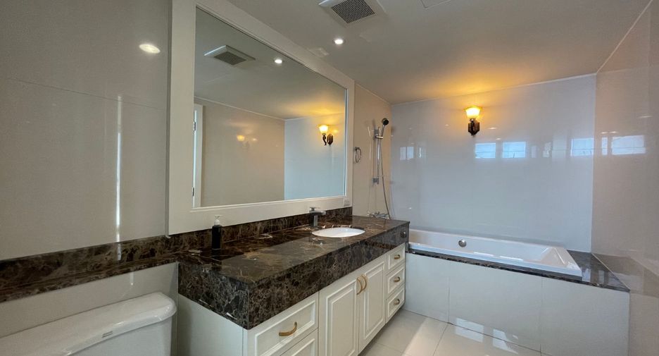 For rent 4 bedrooms apartment in Watthana, Bangkok