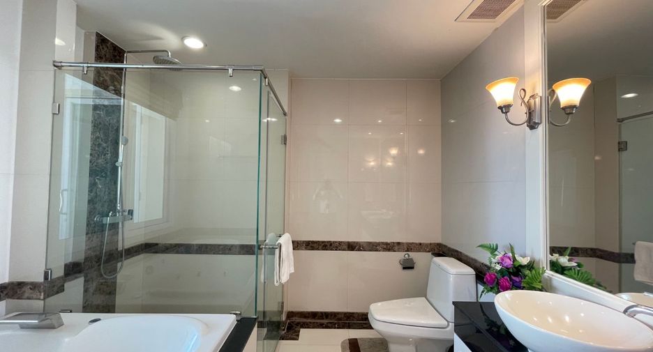 For rent 4 bedrooms apartment in Watthana, Bangkok