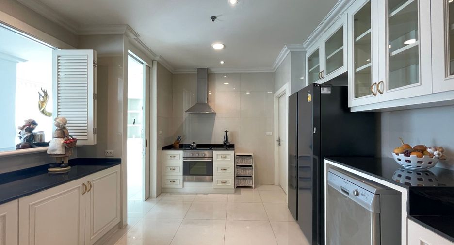 For rent 4 bedrooms apartment in Watthana, Bangkok