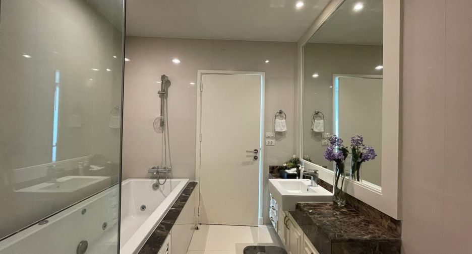 For rent 4 bedrooms apartment in Watthana, Bangkok