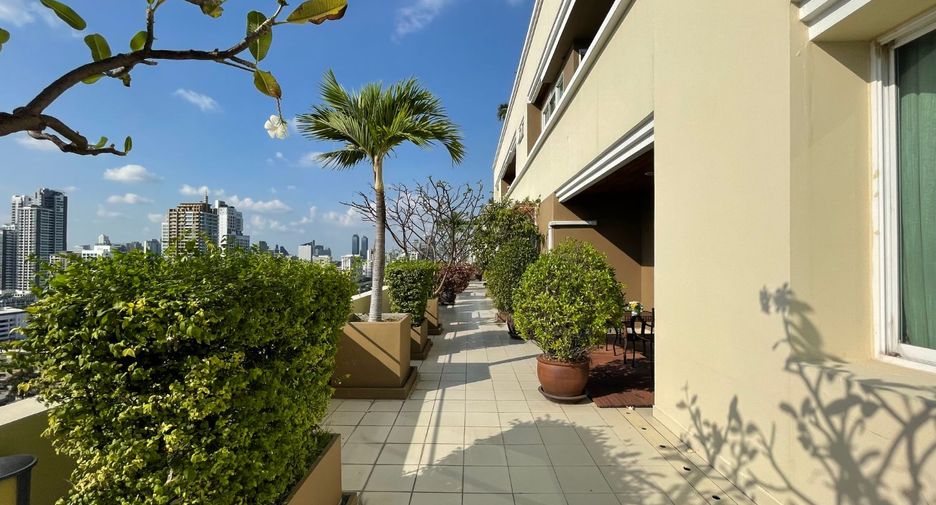 For rent 4 bedrooms apartment in Watthana, Bangkok