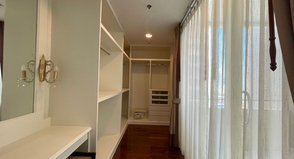 For rent 4 bedrooms apartment in Watthana, Bangkok