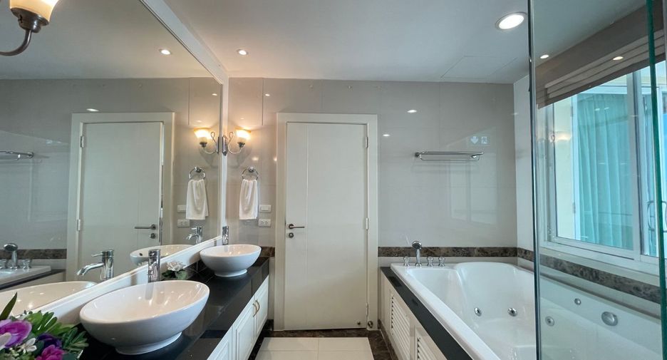 For rent 4 bedrooms apartment in Watthana, Bangkok