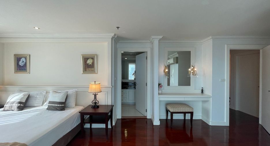For rent 4 bedrooms apartment in Watthana, Bangkok