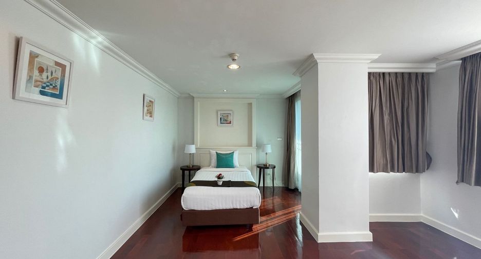 For rent 4 bedrooms apartment in Watthana, Bangkok