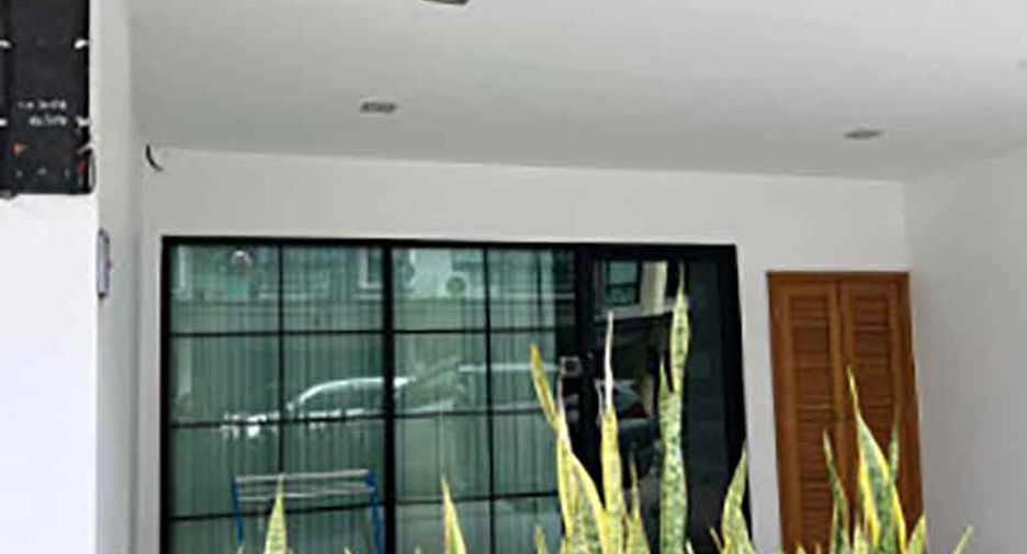 For rent 4 bedrooms townhouse in Mueang Chiang Mai, Chiang Mai