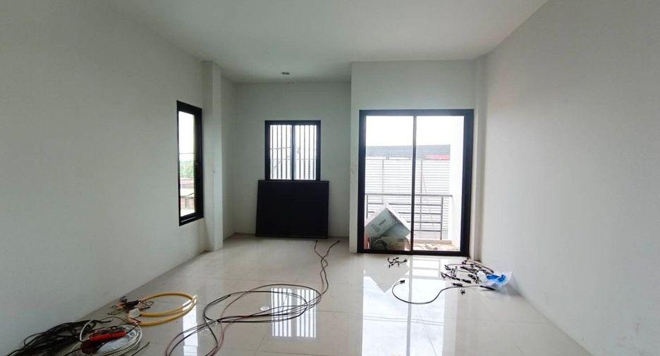 For sale 6 bed retail Space in Ban Pho, Chachoengsao
