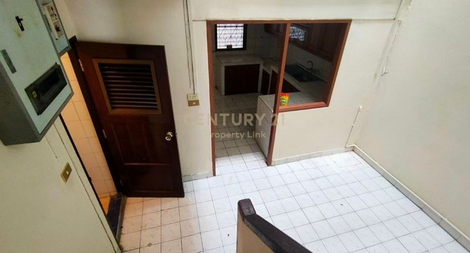 For rent 3 bedrooms townhouse in Din Daeng, Bangkok