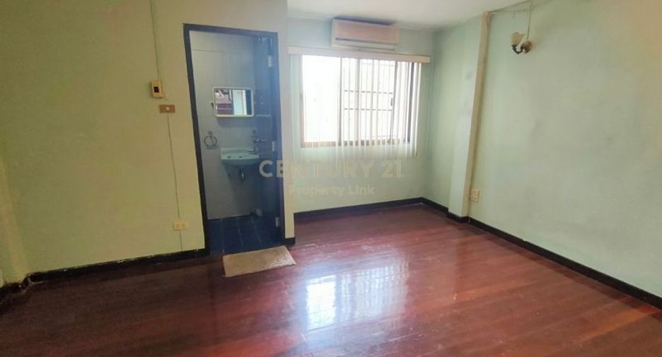 For rent 3 bedrooms townhouse in Din Daeng, Bangkok
