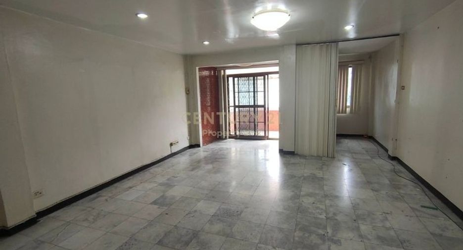 For rent 3 bedrooms townhouse in Din Daeng, Bangkok