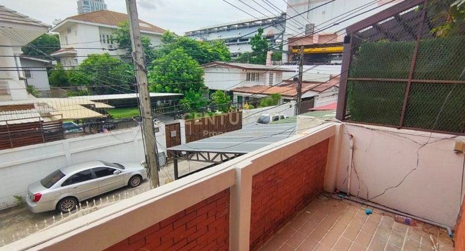 For rent 3 bedrooms townhouse in Din Daeng, Bangkok