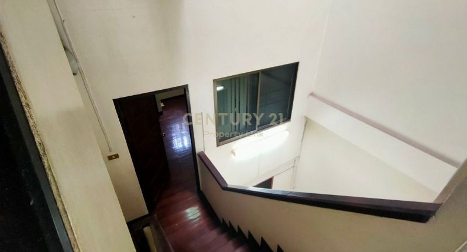 For rent 3 bedrooms townhouse in Din Daeng, Bangkok