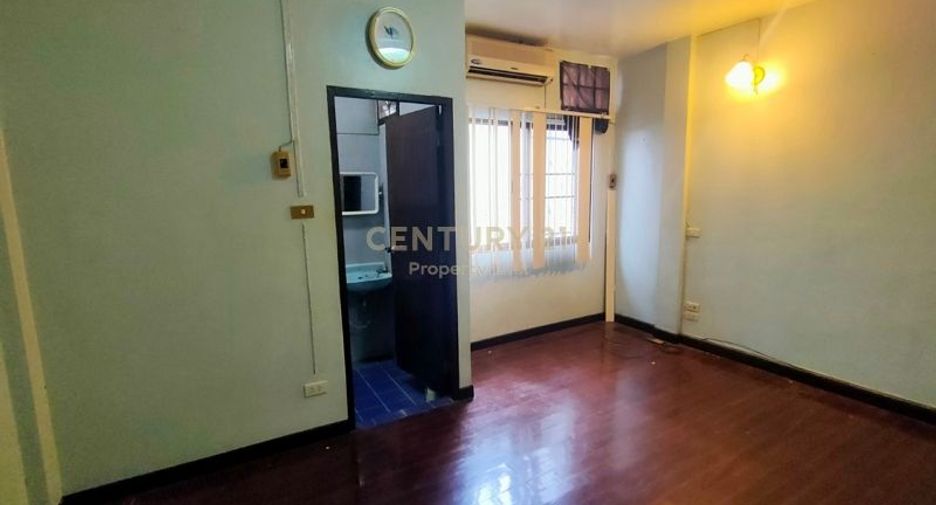 For rent 3 bedrooms townhouse in Din Daeng, Bangkok