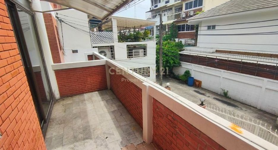 For rent 3 bedrooms townhouse in Din Daeng, Bangkok