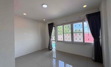 Reihenhaus zum Kauf mit 2 Zimmer in Lat Krabang, Bangkok