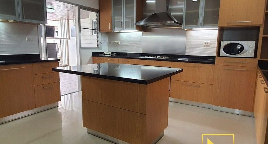 Apartamento en alquiler de 3 habitaciones en Khlong Toei, Bangkok