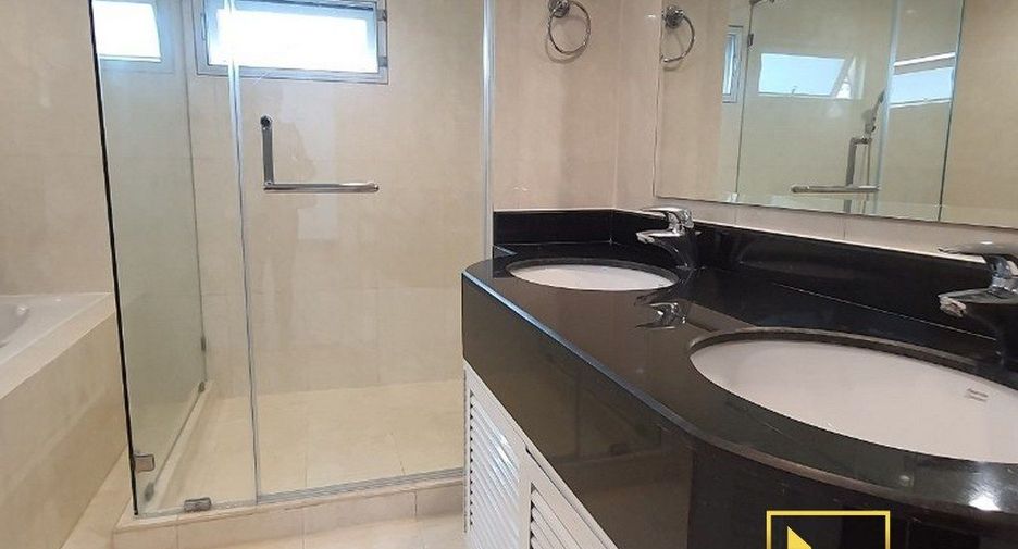 Apartamento en alquiler de 3 habitaciones en Khlong Toei, Bangkok