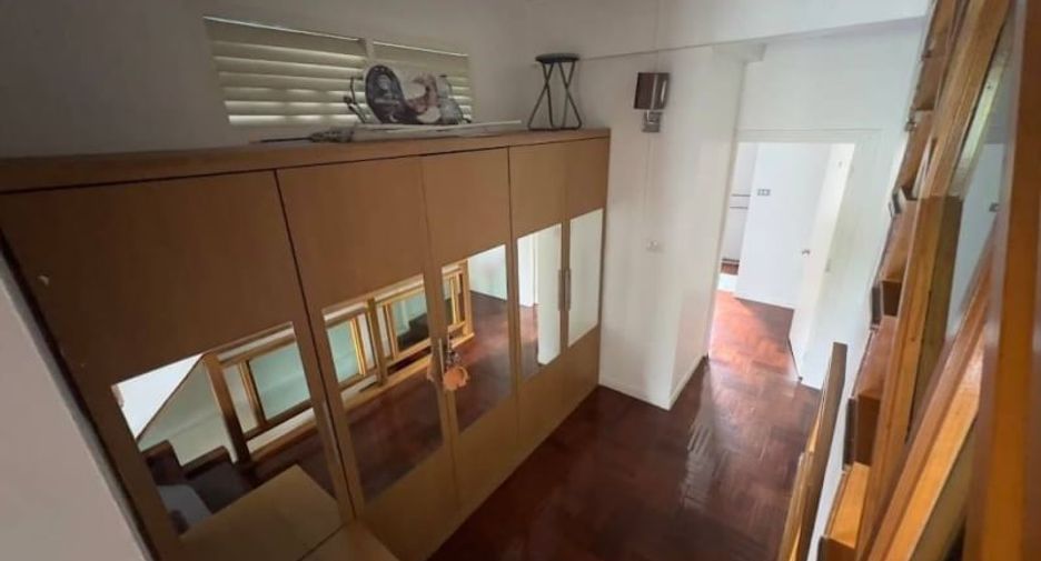 Casa en alquiler y en venta de 4 habitaciones en Watthana, Bangkok