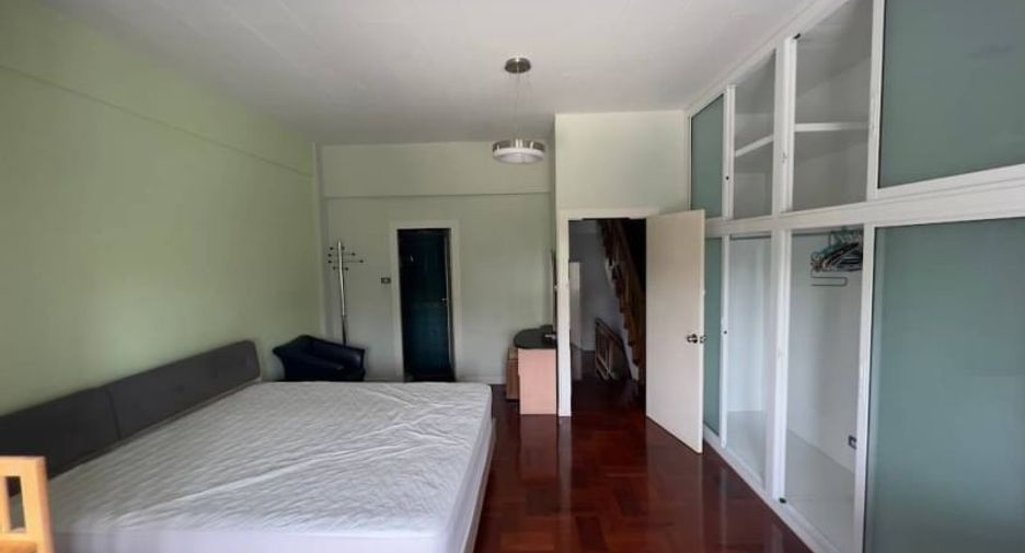 Casa en alquiler y en venta de 4 habitaciones en Watthana, Bangkok