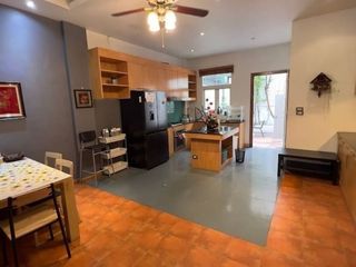 Casa en alquiler y en venta de 4 habitaciones en Watthana, Bangkok