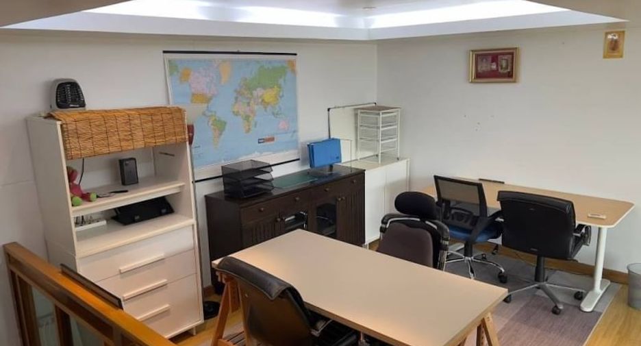 Casa en alquiler y en venta de 4 habitaciones en Watthana, Bangkok