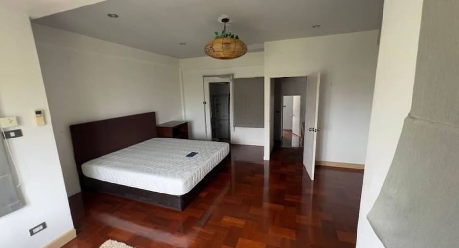 Casa en alquiler y en venta de 4 habitaciones en Watthana, Bangkok