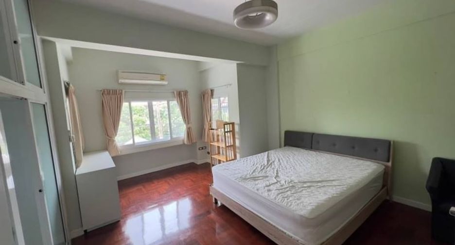 Casa en alquiler y en venta de 4 habitaciones en Watthana, Bangkok