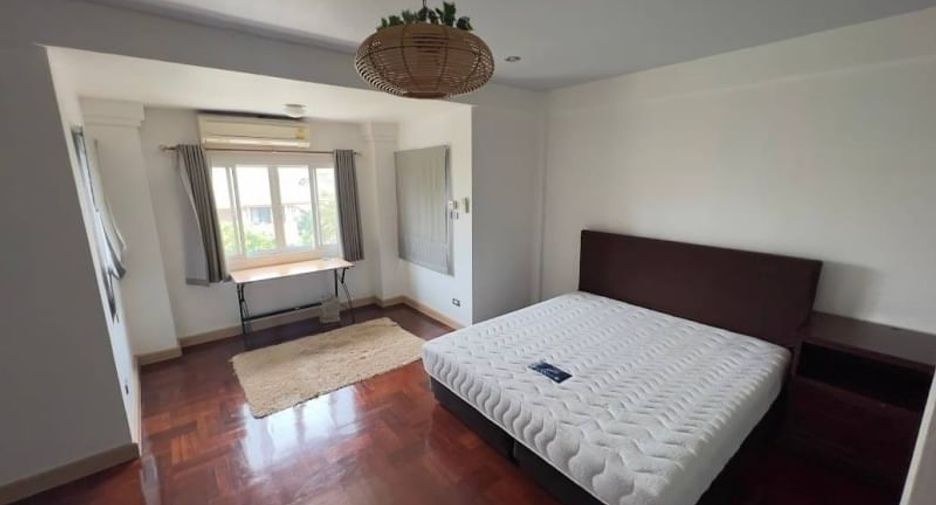 Casa en alquiler y en venta de 4 habitaciones en Watthana, Bangkok
