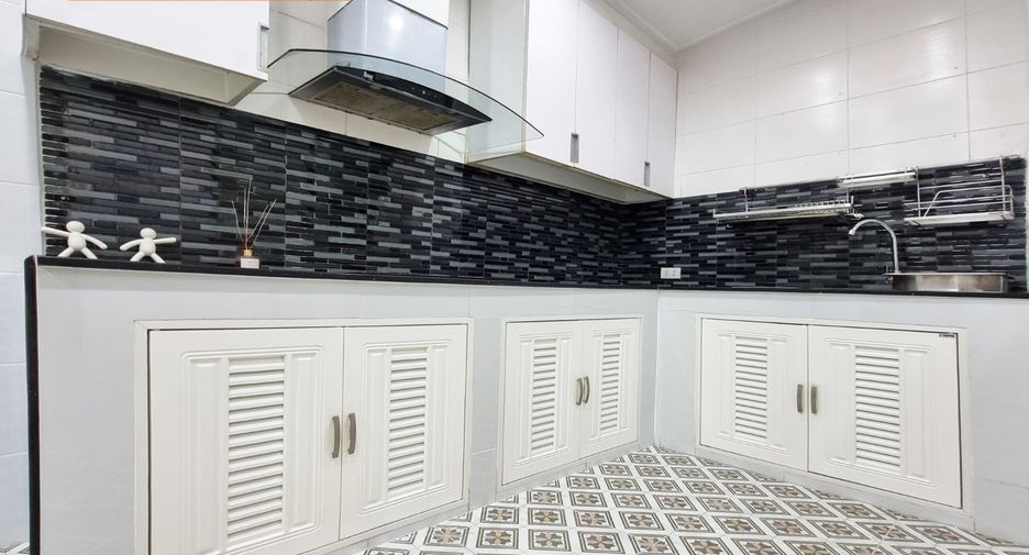 For rent 3 bedrooms townhouse in Suan Luang, Bangkok