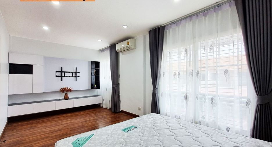 For rent 3 bedrooms townhouse in Suan Luang, Bangkok
