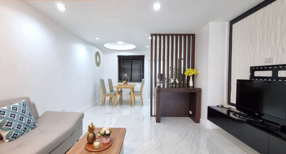 For rent 3 bedrooms townhouse in Suan Luang, Bangkok